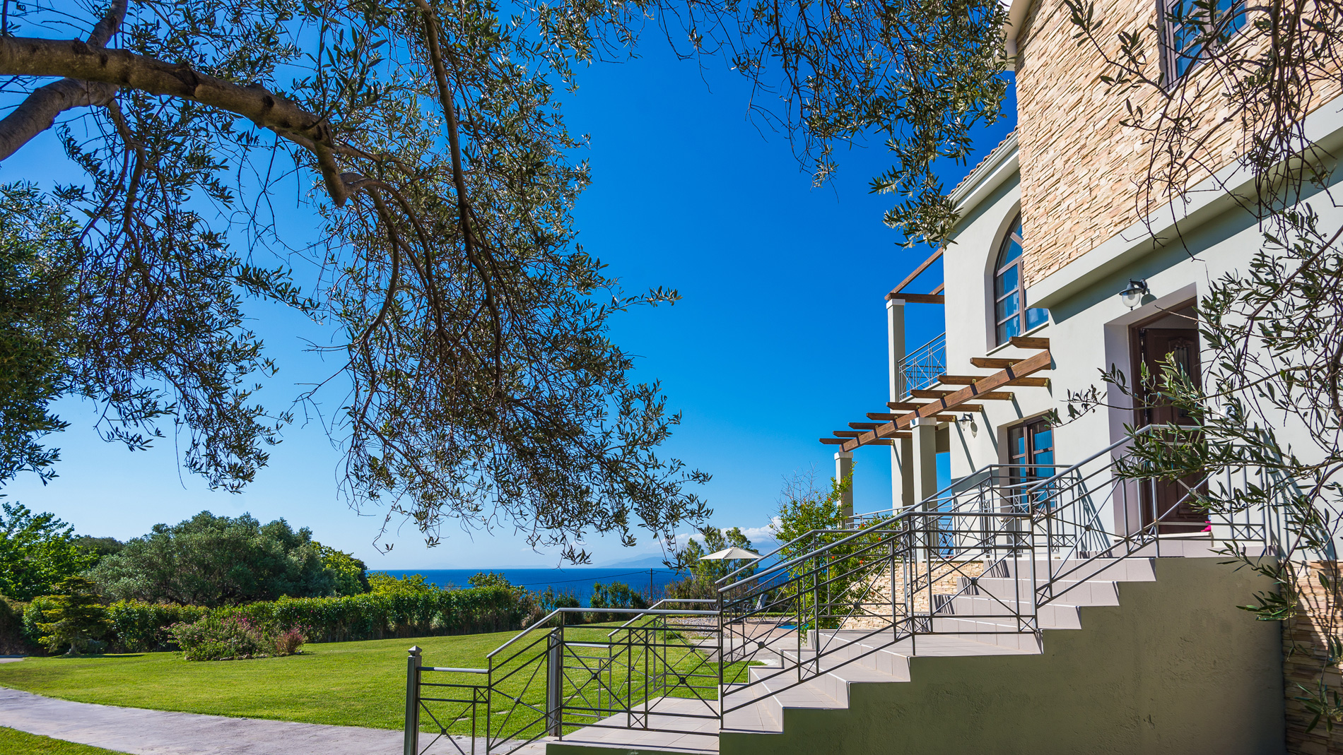 Filon Ktima Beachfront Upscale Villa